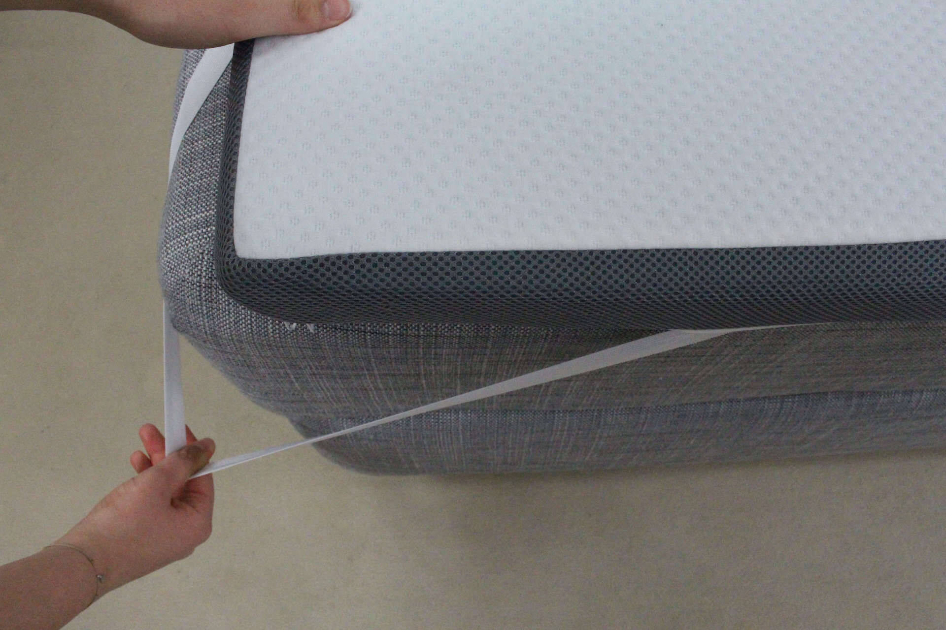 eazzzy Topper Eckgummis auf Boxspringbett